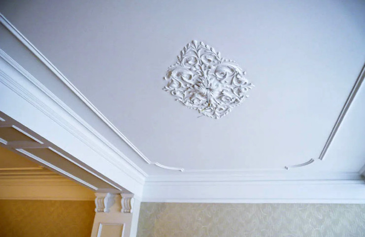 Оформление лепным декором стен и потолков