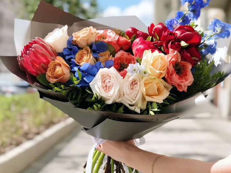 Как выбрать свежие цветы в подарок