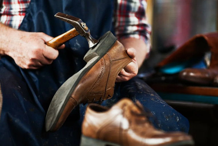 Когда необходимо отдать в ремонт старую обувь и сумки